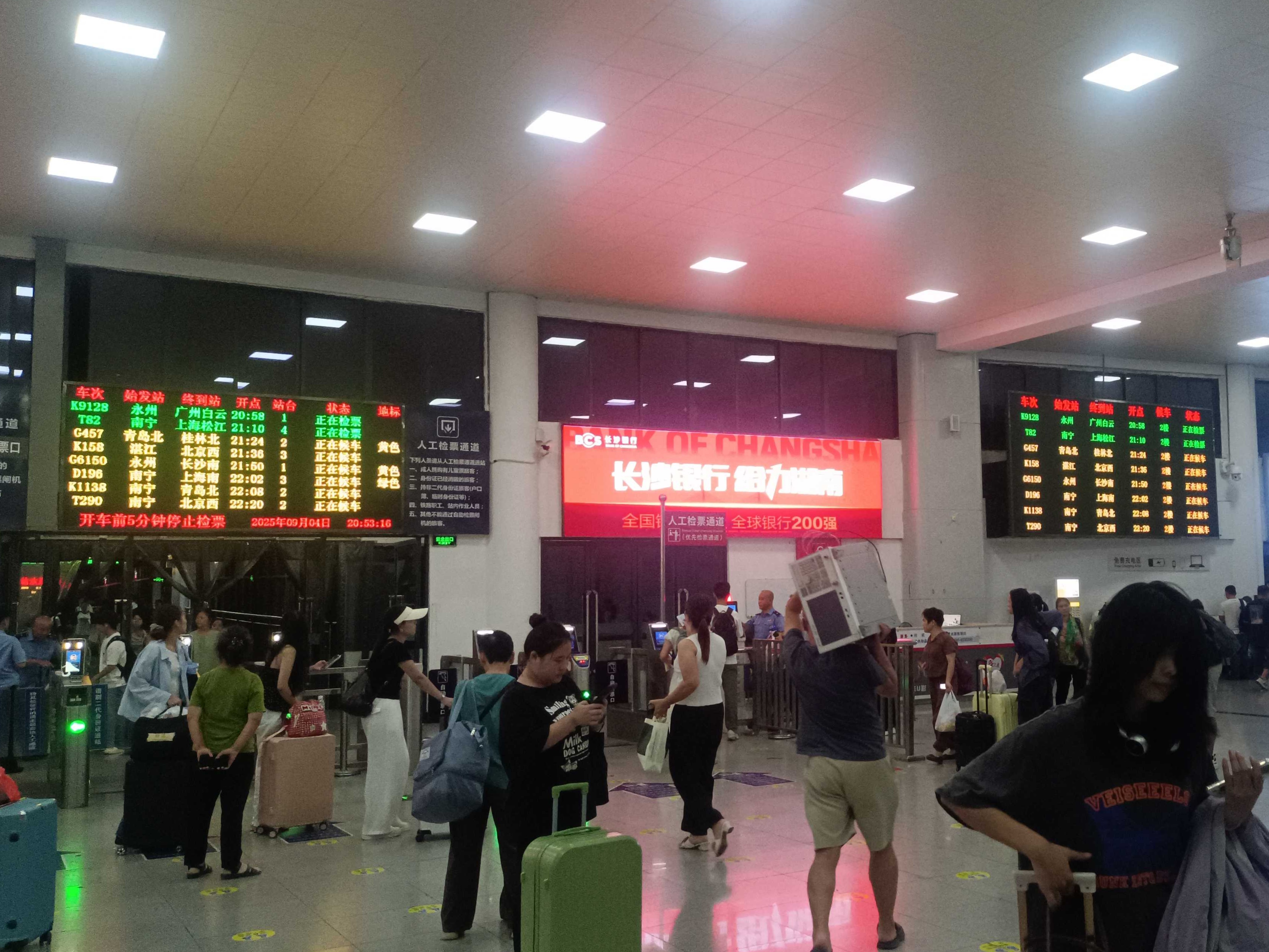 永州站二楼候车室，T82正在检票，K1803淡季停运